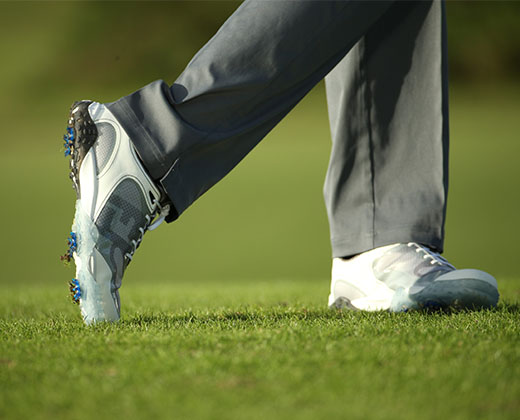 Spiked vs. Spikeless Golf Shoes